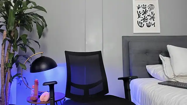 Tylerffoxx online show from July 2026 10:49:02 PM