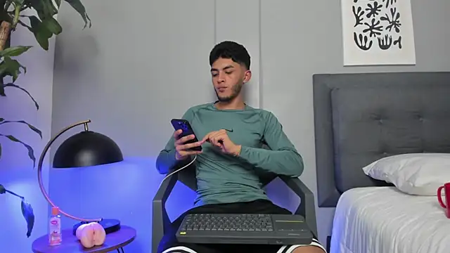 Tylerffoxx online show from July 2026 11:24:01 PM