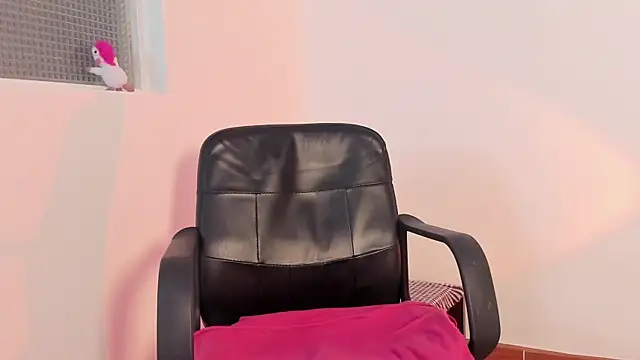 marie pourtoii online show from October 2025 01:05:01 AM