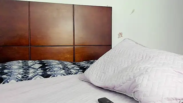 marie pourtoii online show from December 2025 01:01:02 AM