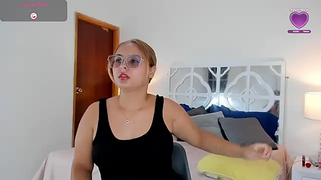 Snapshot of MikaelaStone chatting on September 2025 12:40:01 PM MikaelaStone online show from September 2025 12:40:01 PM