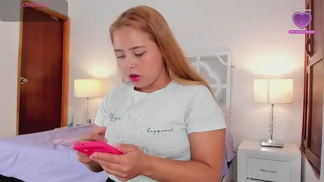 Snapshot of MikaelaStone chatting on October 2025 11:40:01 AM MikaelaStone online show from October 2025 11:40:01 AM