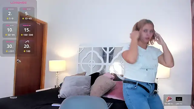 Snapshot of MikaelaStone chatting on November 2025 11:34:01 AM MikaelaStone online show from November 2025 11:34:01 AM