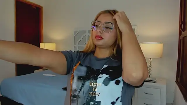 Snapshot of MikaelaStone chatting on November 2025 12:37:02 PM MikaelaStone online show from November 2025 12:37:02 PM