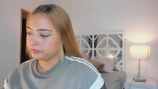 Snapshot of MikaelaStone chatting on November 2025 12:33:02 PM MikaelaStone online show from November 2025 12:33:02 PM