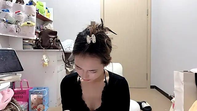 Snapshot of Ann-cookie chatting on April 2026 04:12:01 PM Ann-cookie online show from April 2026 04:12:01 PM