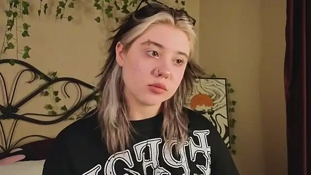 Snapshot of IrisSoCute chatting on October 2025 07:54:01 AM IrisSoCute online show from October 2025 07:54:01 AM