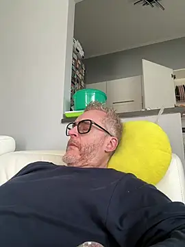 Axl hot online show from March 2026 01:33:01 PM