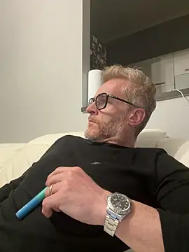 Axl hot online show from April 2026 09:04:01 PM