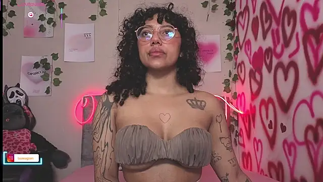 Snapshot of LuckySwagson chatting on November 2025 01:04:02 AM LuckySwagson online show from November 2025 01:04:02 AM