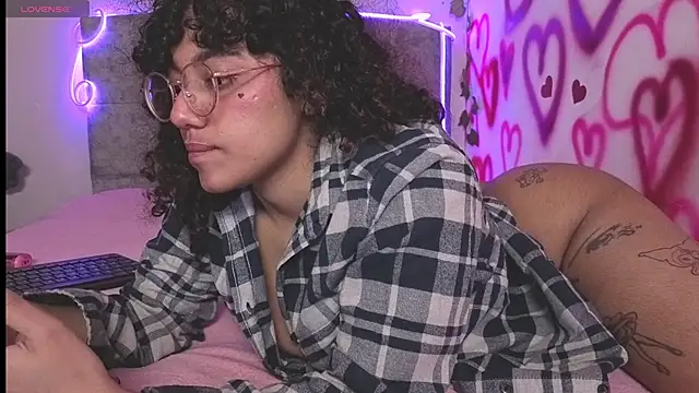 Snapshot of LuckySwagson chatting on November 2025 03:12:02 AM LuckySwagson online show from November 2025 03:12:02 AM