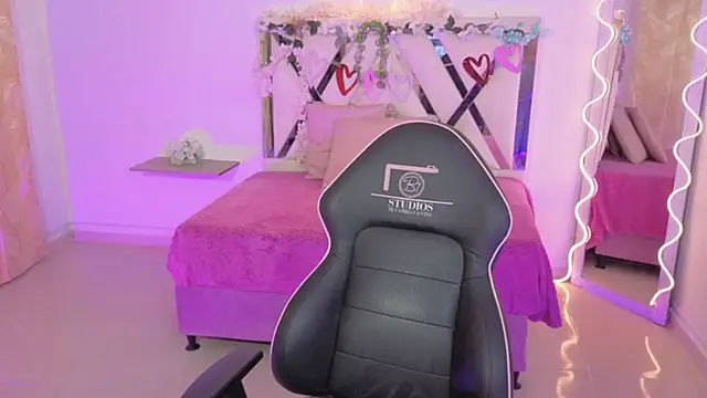 ZURY TAY online show from November 2025 11:43:02 AM