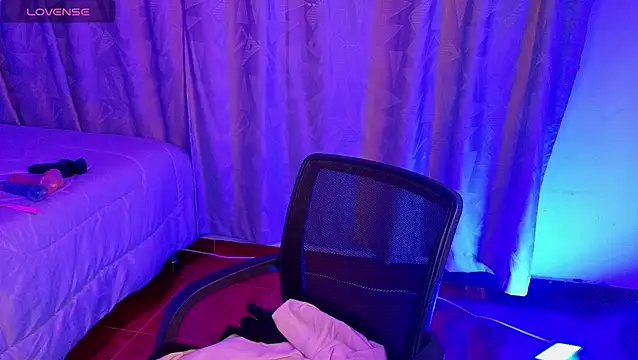 Snapshot of Eymmy_24 chatting on December 2025 01:43:02 AM Eymmy 24 online show from December 2025 01:43:02 AM