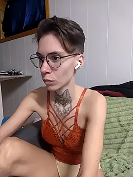 HoneySquirrel online show from April 2026 06:20:01 PM