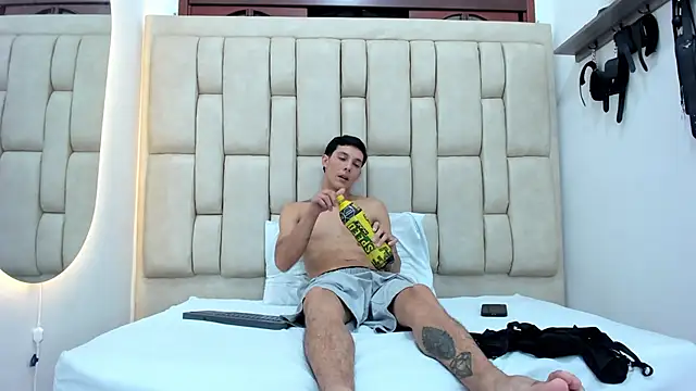 ZafiroAndFlynn online show from October 2025 07:35:02 PM