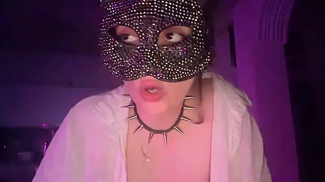 Snapshot of Lunahadidd chatting on March 2026 01:01:01 AM Lunahadidd online show from March 2026 01:01:01 AM