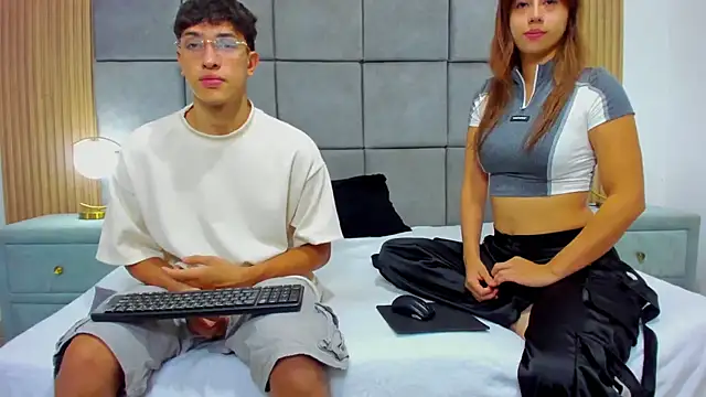 ChanellandMax online show from November 2025 01:11:02 PM