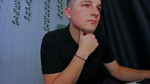 Snapshot of Your_Claddagh chatting on October 2025 05:04:02 AM Your Claddagh online show from October 2025 05:04:02 AM