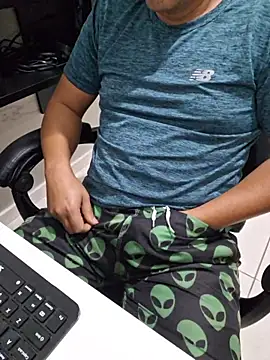 Carloskasado online show from October 2025 12:03:01 AM