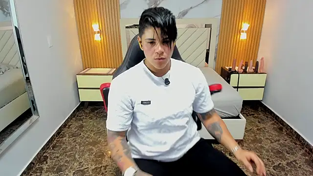 KAROLLJONES1 online show from April 2026 07:36:02 PM