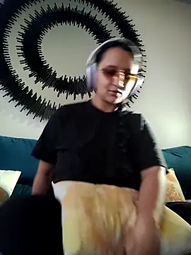 Snapshot of Esmeralda333 chatting on February 2026 11:52:01 AM Esmeralda333 online show from February 2026 11:52:01 AM