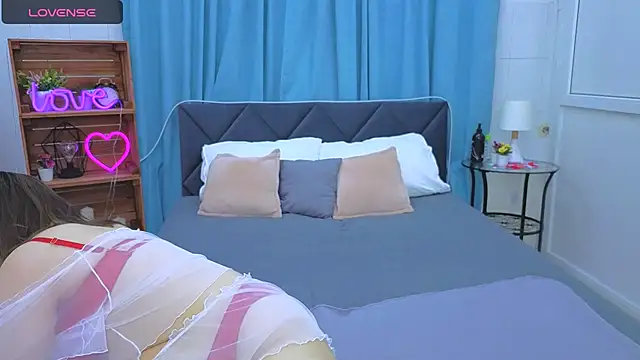 Snapshot of Laura_Ellinss chatting on October 2025 07:05:02 AM Laura Ellinss online show from October 2025 07:05:02 AM