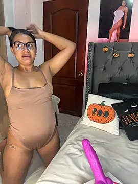 Snapshot of ema_zoe chatting on October 2025 12:03:01 AM ema zoe online show from October 2025 12:03:01 AM