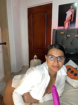 Snapshot of ema_zoe chatting on October 2025 12:02:02 AM ema zoe online show from October 2025 12:02:02 AM