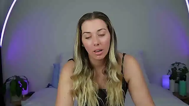 Snapshot of louiseberkeley chatting on October 2025 04:21:01 AM louiseberkeley online show from October 2025 04:21:01 AM