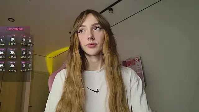 Lunainnk online show from October 2025 09:57:01 PM