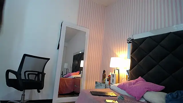 Snapshot of ViictoriaJones_ chatting on October 2025 12:50:01 PM ViictoriaJones online show from October 2025 12:50:01 PM