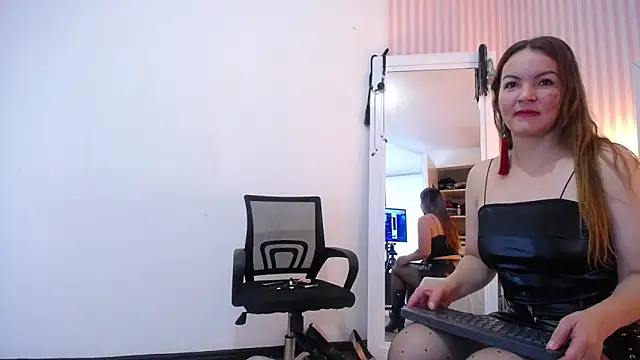 Snapshot of ViictoriaJones_ chatting on October 2025 12:52:02 PM ViictoriaJones online show from October 2025 12:52:02 PM