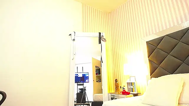 Snapshot of ViictoriaJones_ chatting on November 2025 12:05:01 PM ViictoriaJones online show from November 2025 12:05:01 PM