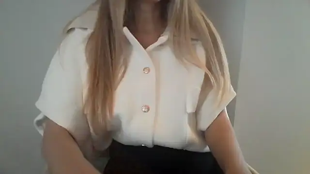 Snapshot of izabellaxoxo chatting on December 2025 11:05:01 AM izabellaxoxo online show from December 2025 11:05:01 AM