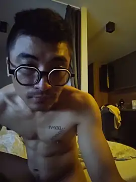 Snapshot of Lokomo32 chatting on May 2026 08:28:02 PM Lokomo32 online show from May 2026 08:28:02 PM