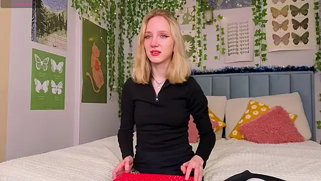 Snapshot of EmmaNovak chatting on January 2026 11:46:02 AM EmmaNovak online show from January 2026 11:46:02 AM
