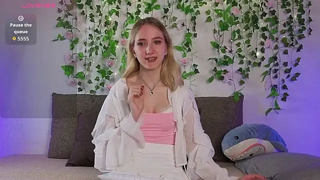 Snapshot of EmmaNovak chatting on March 2026 09:14:01 PM EmmaNovak online show from March 2026 09:14:01 PM