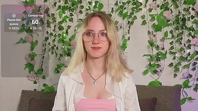 Snapshot of EmmaNovak chatting on March 2026 11:05:01 PM EmmaNovak online show from March 2026 11:05:01 PM