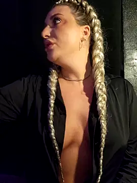 Snapshot of Blondie_Sasha chatting on October 2025 07:03:02 PM Blondie Sasha online show from October 2025 07:03:02 PM