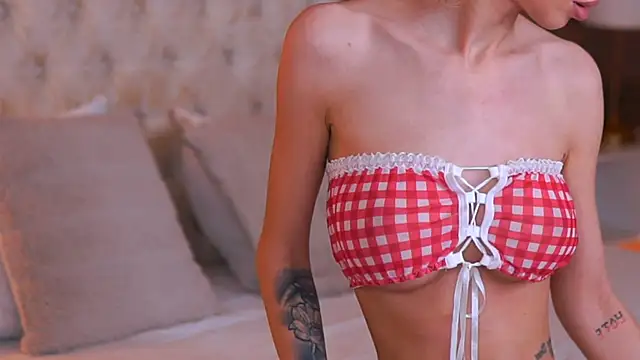 Snapshot of EllieRedd chatting on November 2025 10:01:02 AM EllieRedd online show from November 2025 10:01:02 AM