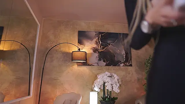 Snapshot of EllieRedd chatting on November 2025 04:59:02 AM EllieRedd online show from November 2025 04:59:02 AM