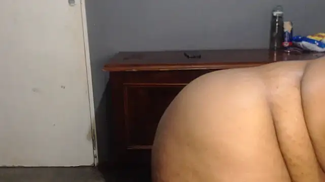 Snapshot of SEXYHUGEASS21 chatting on December 2025 04:25:01 PM SEXYHUGEASS21 online show from December 2025 04:25:01 PM