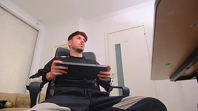 Snapshot of JonahShaw chatting on September 2025 04:27:02 AM JonahShaw online show from September 2025 04:27:02 AM