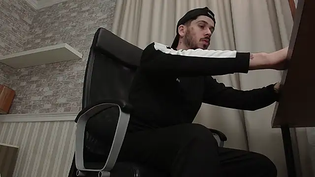 Snapshot of JonahShaw chatting on October 2025 04:37:01 AM JonahShaw online show from October 2025 04:37:01 AM