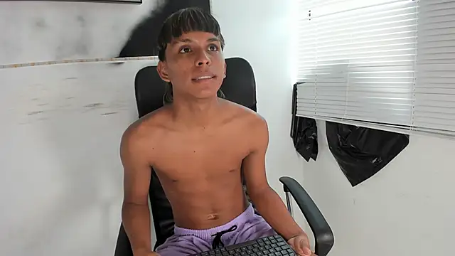 Snapshot of tyler_twink_boy chatting on September 2025 02:06:02 PM tyler twink boy online show from September 2025 02:06:02 PM