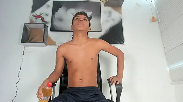 Snapshot of tyler_twink_boy chatting on September 2025 01:15:02 PM tyler twink boy online show from September 2025 01:15:02 PM