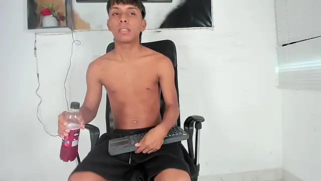 Snapshot of tyler_twink_boy chatting on October 2025 01:01:01 PM tyler twink boy online show from October 2025 01:01:01 PM