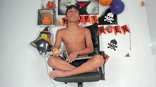 Snapshot of tyler_twink_boy chatting on October 2025 12:56:01 PM tyler twink boy online show from October 2025 12:56:01 PM