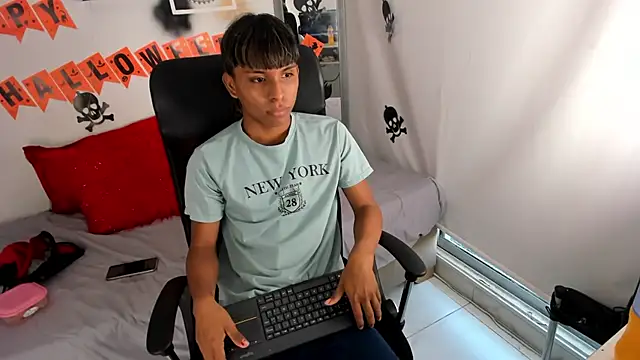 Snapshot of tyler_twink_boy chatting on October 2025 12:44:02 PM tyler twink boy online show from October 2025 12:44:02 PM