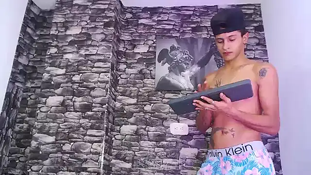 Snapshot of gustavo_saaled19_ chatting on October 2025 10:43:02 PM gustavo saaled19  online show from October 2025 10:43:02 PM